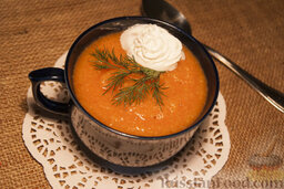 Крем-суп с сельдереем: Рассыпайте суп по тарелкам и скорее подавайте, украсив его зеленью и взбитыми сливками.
