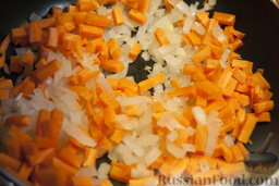 Крем-суп с сельдереем: Засыпьте к золотистому луку морковь.