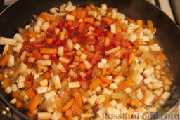 Крем-суп с сельдереем: Влейте сок томатов, накройте крышкой и оставьте томиться до мягкости сельдерея. Приблизительно 7-10 минут.