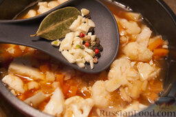 Крем-суп с сельдереем: Как только суп закипит, добавьте измельчённый чеснок и специи.