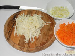Расстегаи с капустой: Овощи помыть, почистить. Произвольно порезать лук (не очень крупно). Морковь натереть. Нашинковать соломкой капусту.