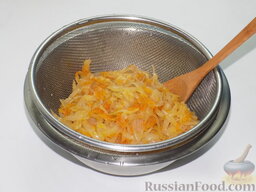 Расстегаи с капустой: Морковь и лук немного вместе обжарить и добавить к ним капусту. Долить немного воды и посолить по вкусу. Тушить до полного размягчения капусты. Выложить в миску остывать. Начинка готова.