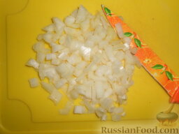 Солянка из капусты с курицей и грибами, в мультиварке: Первым делом очистить лук от верхнего слоя. Нарезать кубиками.