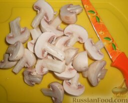 Солянка из капусты с курицей и грибами, в мультиварке: Шампиньоны разрезать напополам.