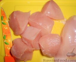 Солянка из капусты с курицей и грибами, в мультиварке: Порезать куриную грудку.