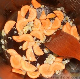 Солянка из капусты с курицей и грибами, в мультиварке: Затем добавить морковь.