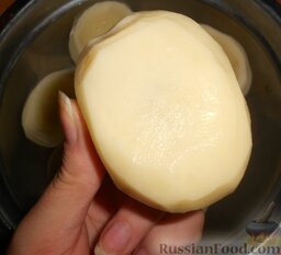 Фаршированный картофель в мультиварке: Сделать картофель устойчивым, для этого необходимо немного срезать донышко.
