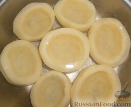 Фаршированный картофель в мультиварке: Залить картофель водой, чтобы он не потемнел, пока готовится начинка.