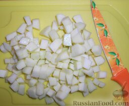 Фруктовый салат "Изумрудная черепаха": Яблоко очистить от верхнего слоя и нарезать кубиками. Сразу же сбрызнуть соком лимона, чтобы не потемнело.