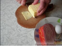 Куриные грудки "Сюрприз": Тонкими пластинками нарезаем сыр, ветчину, маринованные огурцы.