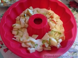 Вкусная и красивая шарлотка: Засыпаем нарезанные кубиками яблочки, которые приготовили заранее.