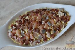 Праздничный салат "Селедка под шубой": Филе солёной сельди нарезаем кубиками, выкладываем кубики сельди на картофель.