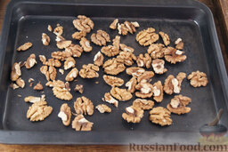 Чернослив с грецкими орехами, под сметанным кремом: Поджарьте в духовке грецкие орешки, минут 10. Несколько раз их перемешивайте, пока они подрумяниваются.