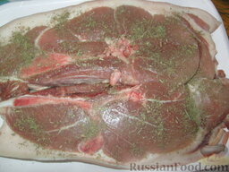 Свиная лопатка, тушенная в пиве: Мясо с обеих сторон посыпать сухой приправой, у меня розмарин, тимьян и шалфей.