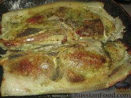 Свиная лопатка, тушенная в пиве: Обжарить мясо с двух сторон на разогретом растительном масле.