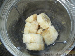 Банановое "мороженое": Бананы нужно очистить от кожуры, нарезать кружочками и заморозить. (Кстати, так я избегаю выбрасывать спелые бананы, которые мои домашние игнорируют.) Поместить банан в чашу блендера.
