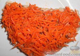 Салат "Лимонная долька" из яиц, со шпротами, грибами, овощами: На шампиньоны выложить морковь по-корейски.