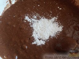 Шоколадный пирог: Потом смешиваем муку и какао. Добавляем в сметанную массу, перемешиваем. Добавляем разрыхлитель.