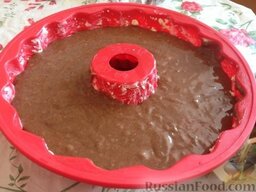 Шоколадный пирог: Вливаем получившуюся массу в форму. Ставим в разогретую до 200°С духовку.  Проверяем готовность зубочисткой.