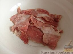 Мясо по-французски с грибами: Порезать свинину толщиной 1-1,5 см и хорошенько отбить. Отбивать удобно в пищевой пленке. Обязательно приправить отбитое мясо солью и перцем. Отставить, пусть пока полежит.