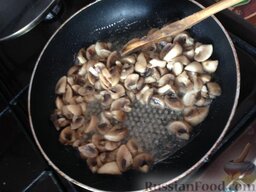 Мясо по-французски с грибами: Если  вы хотите более зажаристые грибочки, то сначала их обжарить немного, а затем добавить лук. Если хотите не очень зажаристые, то сначала лук обжарить, а потом добавить грибы.