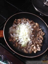 Мясо по-французски с грибами: Покрошить оставшийся лук и добавить к грибам. Жарить до прозрачности лука.