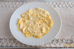 Салат к 8 Марта: Покрываем яичную массу майонезом (используем самостоятельно приготовленный соус или приобретенный в магазине).