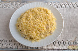 Салат к 8 Марта: Следующий шаг – добавление майонеза.  Измельчаем тертый сыр (оставляем кусочек для украшения). (Используем сыр любого сорта, главное – чтобы он обладал ярко-выраженным вкусом и ароматом.)