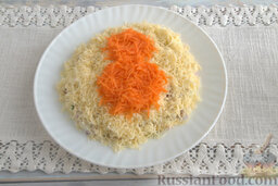 Салат к 8 Марта: Измельчаем морковь и формируем из морковной массы два круга (один меньшим диаметром, другой - большим). Выкладываем массу, формируя восьмерку.