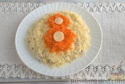 Салат к 8 Марта: Вырезаем из пластинок сыра два кружка (диаметром 2 и 3 см), выкладываем поверх моркови.