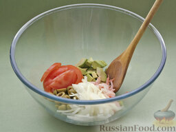 Оригинальный салат с креветками и авокадо, под кулисом с белым вином: В миске поглубже смешать с готовым кулисом авокадо, креветки, лук, оливки. Посыпать готовый салат рубленой петрушкой. Перемешать слегка - одним-двумя широкими движениями.