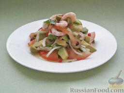 Оригинальный салат с креветками и авокадо, под кулисом с белым вином: И разложить салат по порционным тарелкам.