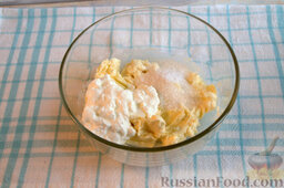 Торт "Монастырская изба" со сливами и заварным кремом: Вводим рекомендованное количество сахара и сметаны.