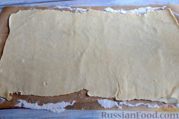 Торт "Монастырская изба" со сливами и заварным кремом: Растягиваем песочную массу в тонкий пласт, разделаем на 15 или 10 полосок (в зависимости от их длины и толщины).