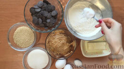 Арахисовое печенье с шоколадом: Просеянную муку смешиваем с содой.