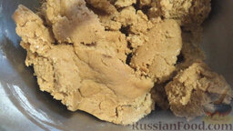 Арахисовое печенье с шоколадом: Добавляем муку с содой и замешиваем однородное тесто.