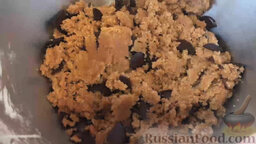 Арахисовое печенье с шоколадом: Шоколад рубим в мелкую крошку, вмешиваем в тесто.