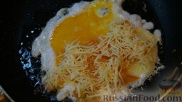 Яичница в хлебе, с сыром и помидором: Берем батон, отрезаем 4 кусочка.  Разбиваем яйцо на сковородку, поджариваем.  Яйцо посыпаем помидорами и сыром.