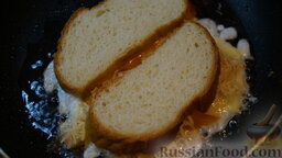 Яичница в хлебе, с сыром и помидором: Сверху укладываем белый хлеб, прижимаем хлеб к яйцу и обжариваем.