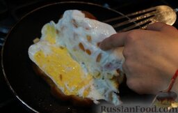 Яичница в хлебе, с сыром и помидором: Сворачиваем наш бутерброд.