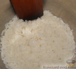 Овощные роллы со сливочным сыром: Влить заправку в готовый рис и аккуратно перемешать. Необходимо оставить рис на некоторое время, чтобы он остыл до температуры тела.