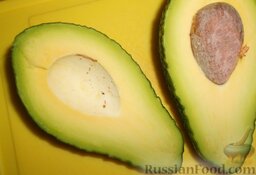 Овощные роллы со сливочным сыром: Разрезать авокадо пополам.