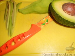 Овощные роллы со сливочным сыром: Очистить от кожуры. Нарезать полосками.