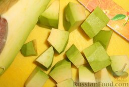 Салат "Морской" с мидиями и авокадо: Очистить авокадо от грубой кожуры и крупно нарезать.