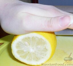 Салат "Морской" с мидиями и авокадо: Чтобы сок было легче выдавить, надавите на лимон и 