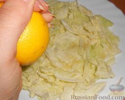 Салат "Морской" с мидиями и авокадо: Выложить на тарелку пекинскую капусту и полить лимонным соком.  Посолить по вкусу.