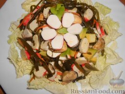 Салат "Морской" с мидиями и авокадо: Украсить салат и можно подавать к столу!:) Украшать лучше всего теми продуктами, которые входят в состав салата!