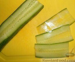 Канапе с семгой и авокадо: Нарезать огурец тонкими пластинками.