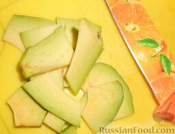 Канапе с семгой и авокадо: Затем разрезать авокадо, очистить от кожуры и нарезать.