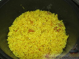 Рисовая запеканка: Я приготовила рис в рисоварке, с добавлением лука и куркумы. Можете просто отварить рис и добавить специи по вашему вкусу.